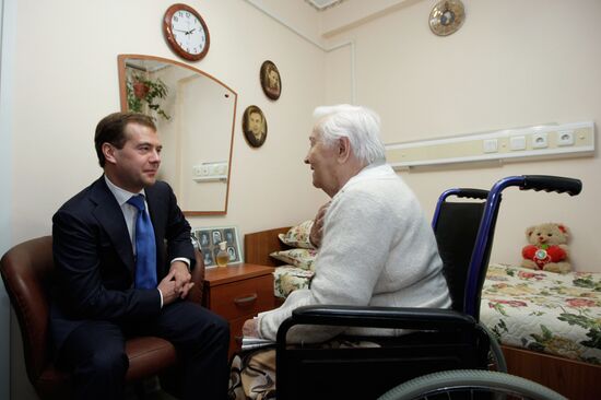 Президент РФ побывал в доме престарелых для ветеранов труда