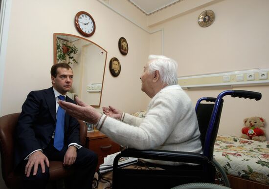 Президент РФ побывал в доме престарелых для ветеранов труда