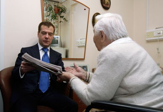 Президент РФ побывал в доме престарелых для ветеранов труда