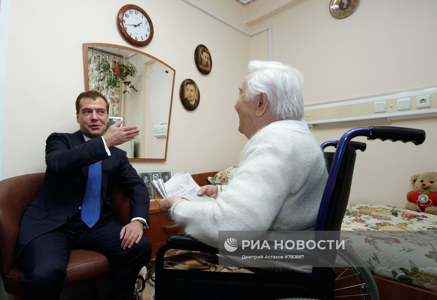 Президент РФ побывал в доме престарелых для ветеранов труда