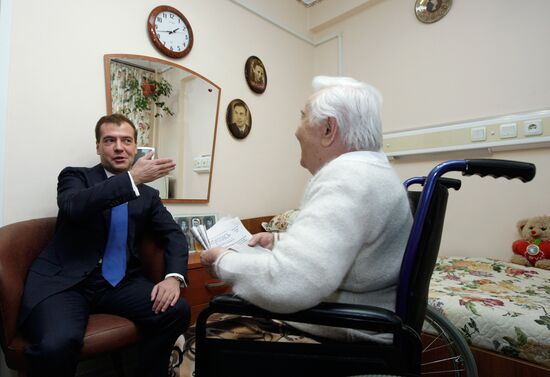 Президент РФ побывал в доме престарелых для ветеранов труда
