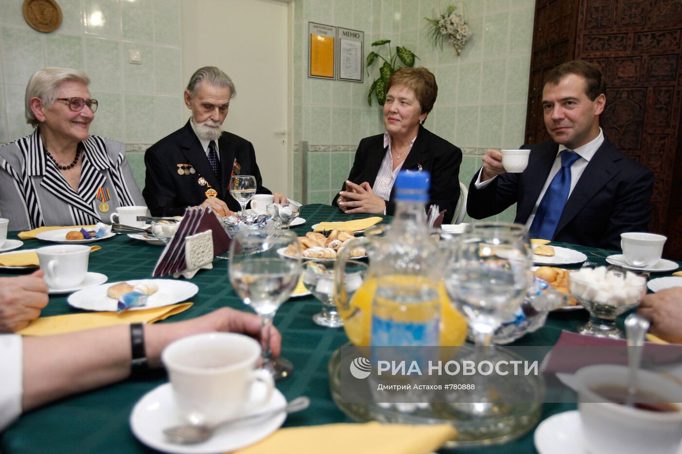 Президент РФ побывал в доме престарелых для ветеранов труда