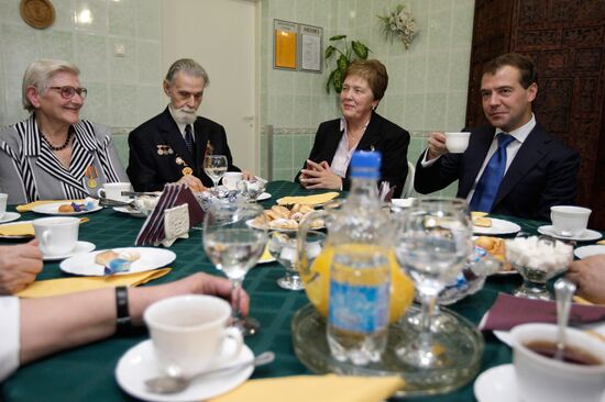 Президент РФ побывал в доме престарелых для ветеранов труда