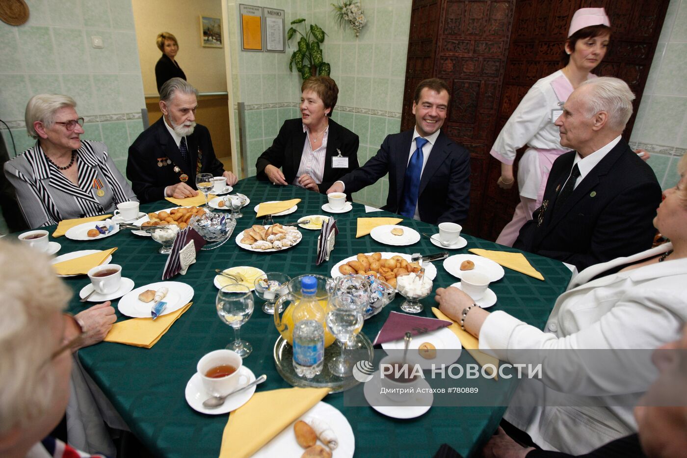 Президент РФ побывал в доме престарелых для ветеранов труда
