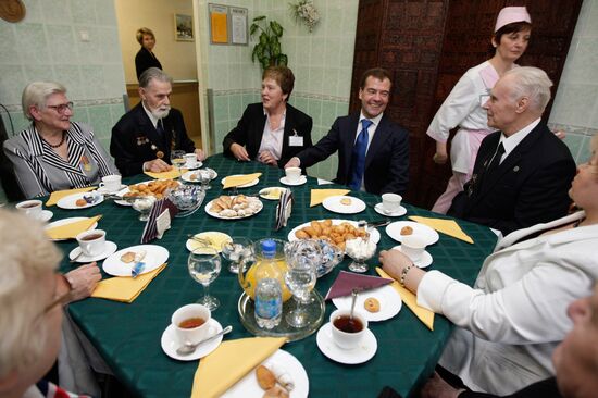 Президент РФ побывал в доме престарелых для ветеранов труда