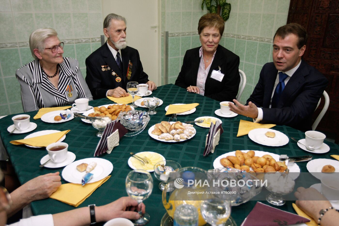 Президент РФ побывал в доме престарелых для ветеранов труда