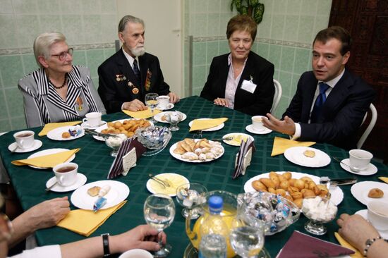 Президент РФ побывал в доме престарелых для ветеранов труда