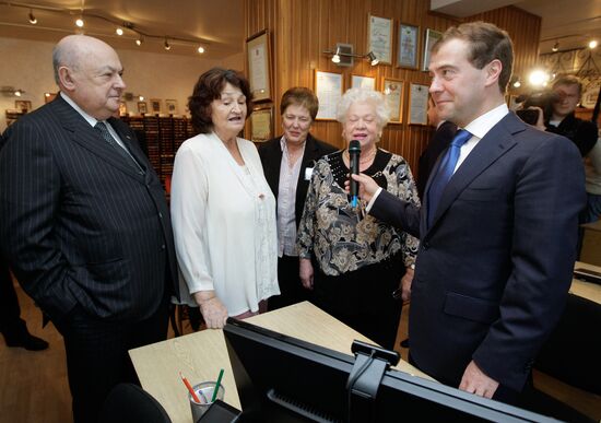 Президент РФ побывал в доме престарелых для ветеранов труда