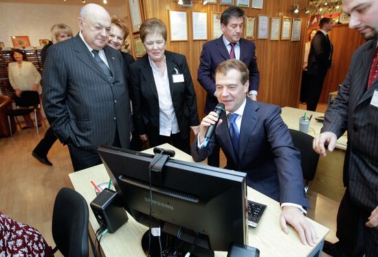 Президент РФ побывал в доме престарелых для ветеранов труда