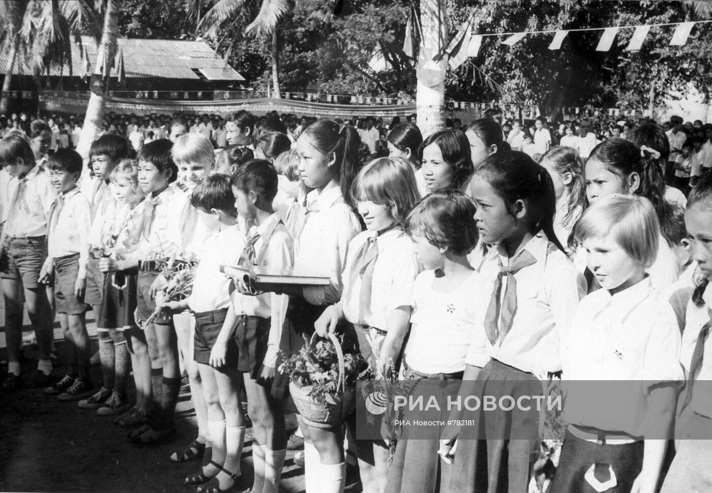Кампучийские и советские пионеры
