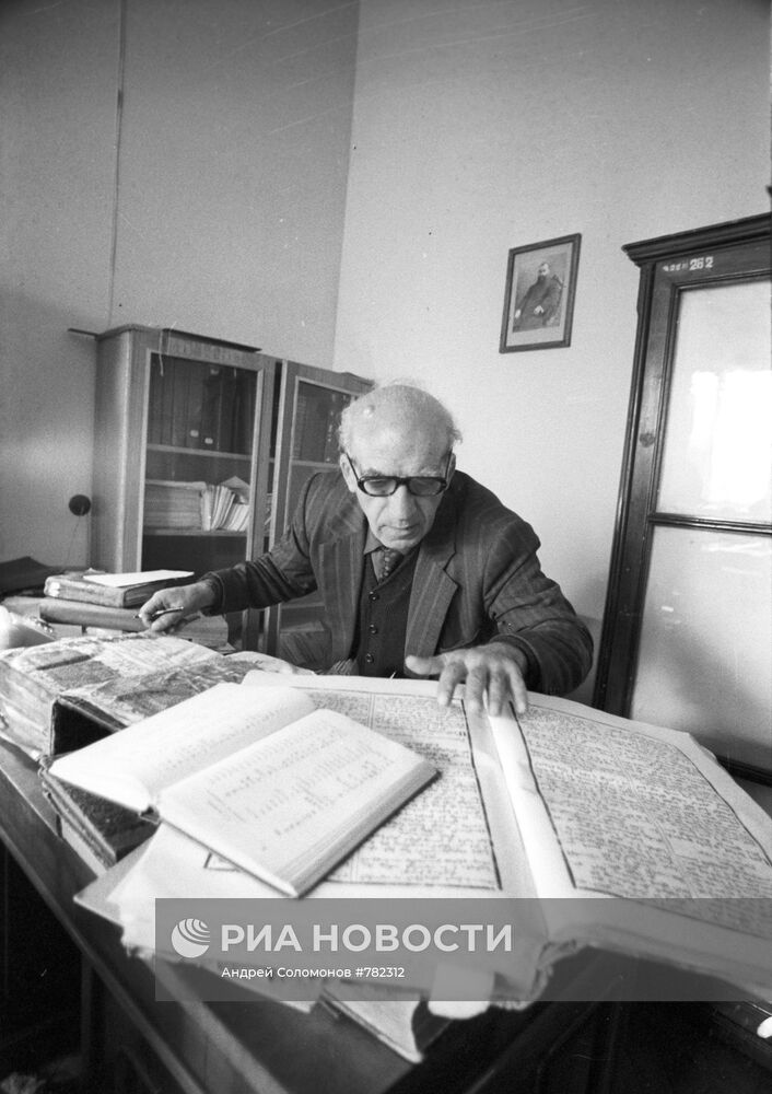 Старший сотрудник Матенадарана Онник Еганян во время работы