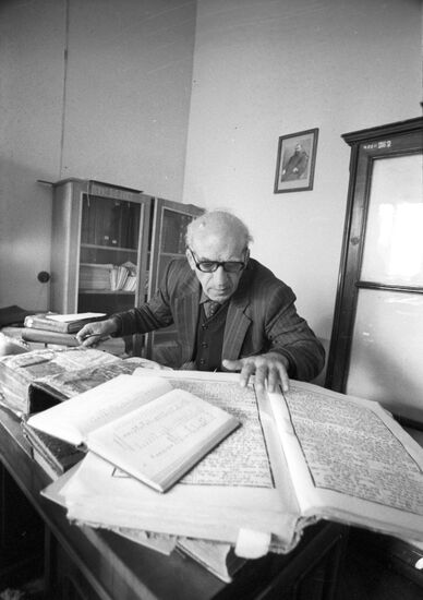 Старший сотрудник Матенадарана Онник Еганян во время работы