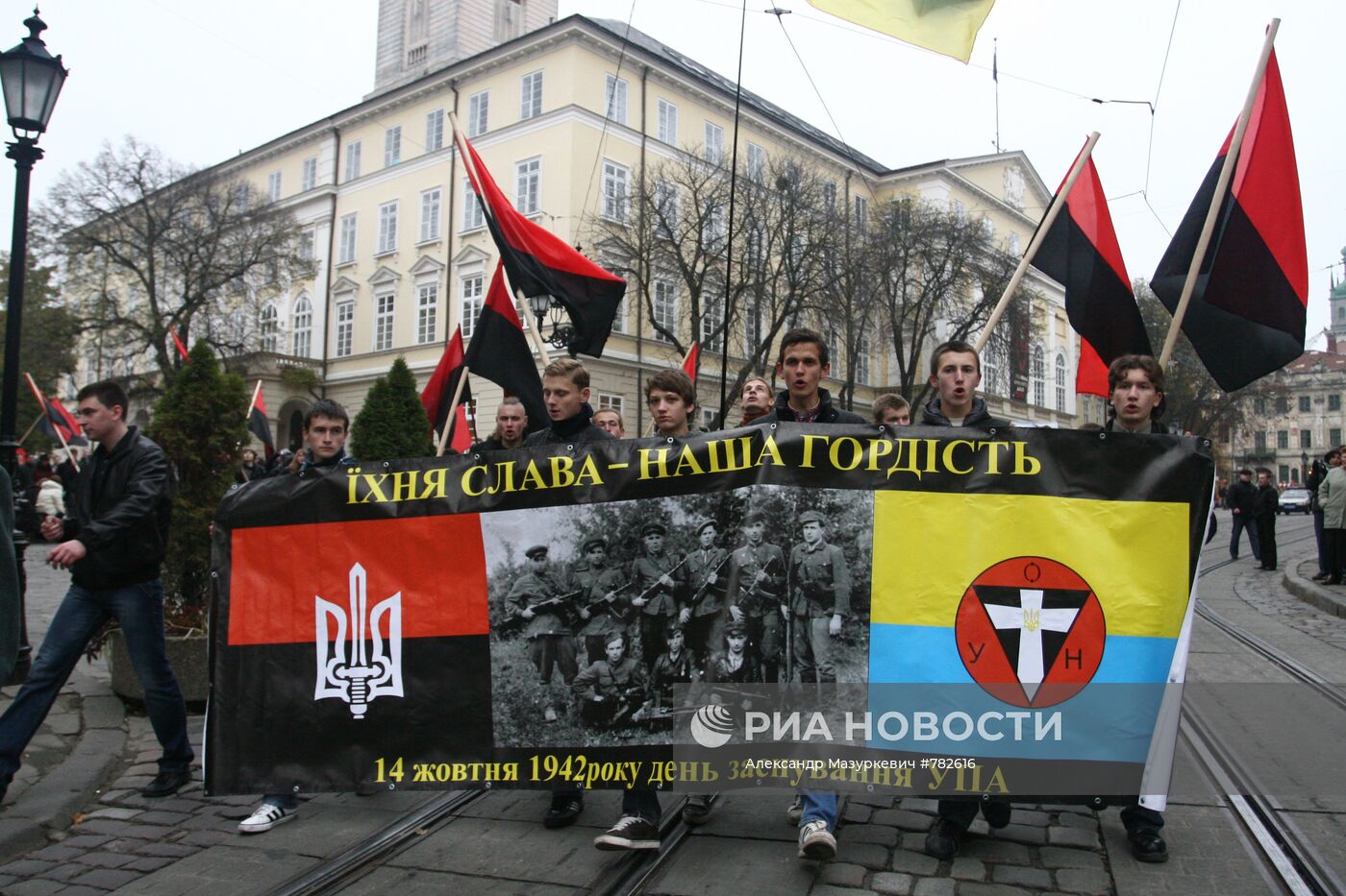 Украинские националисты прошли маршем по центру Львова