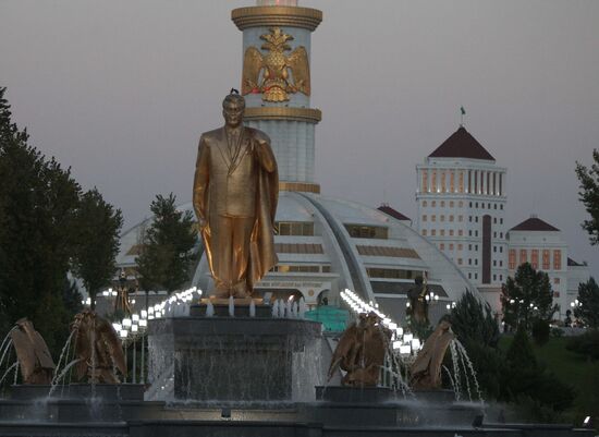 Памятник Туркменбаши в столице Туркменистана Ашхабаде