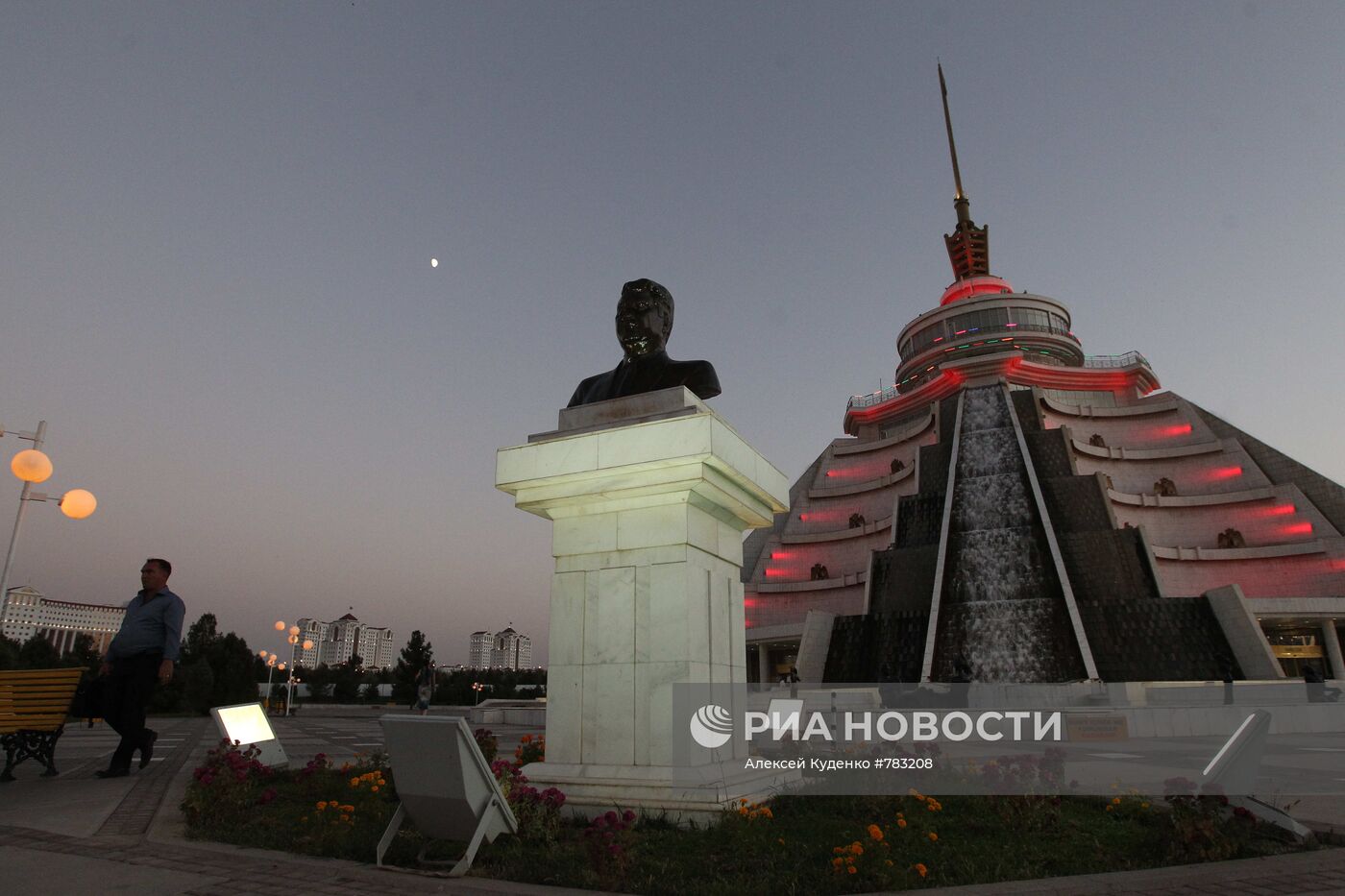 Памятник Туркменбаши в столице Туркменистана Ашхабаде