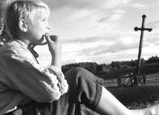 Кадр из новеллы "Соловей" киноальманаха "Живые герои"