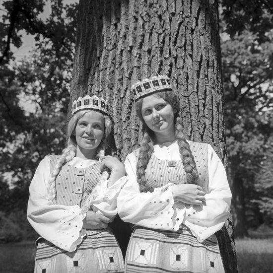 Участницы литовского фольклорного ансамбля "Раса"