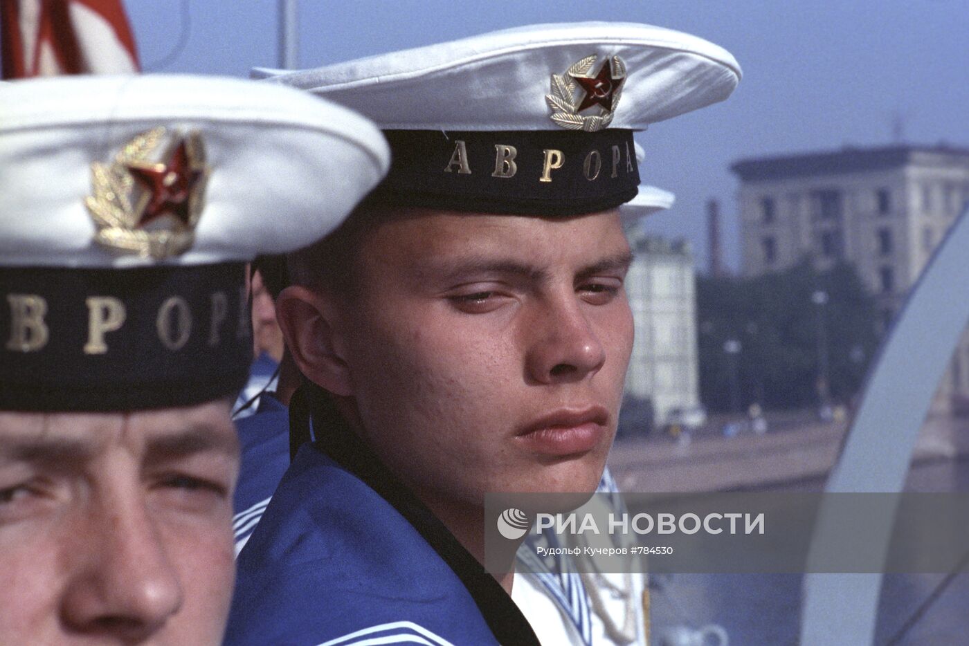 Церемония поднятия андреевского флага на крейсере "Аврора"