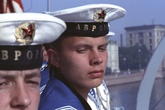 Церемония поднятия андреевского флага на крейсере "Аврора"