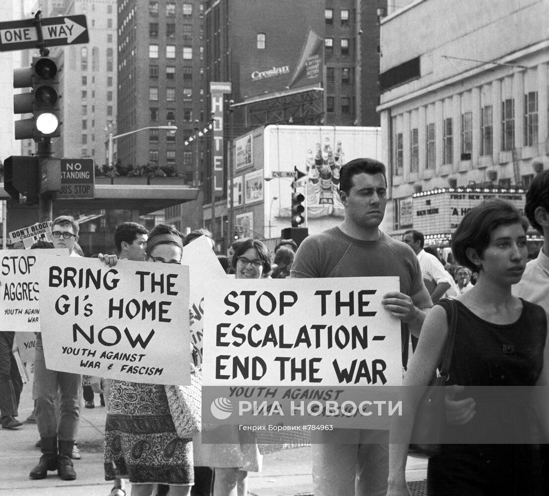 Демонстрация протеста против американской агрессии во Вьетнаме
