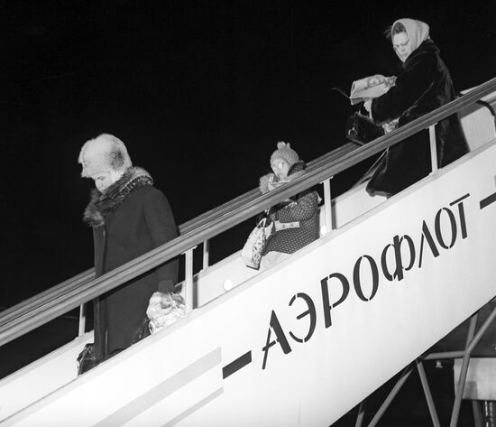 Сотрудники посольства СССР в КНР прибыли в Шереметьево