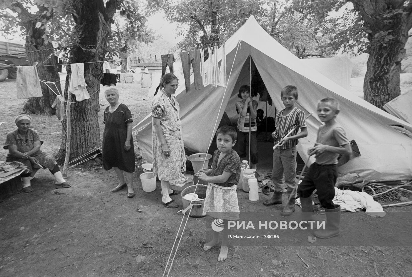 Лагерь беженцев у города Степанакерт в НКР