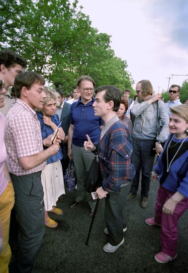 Обмен мнениями во время митинга