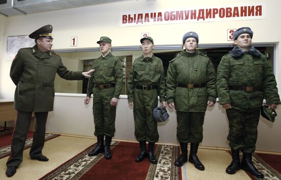 Отправка новобранцев в армию с призывного пункта в Казани