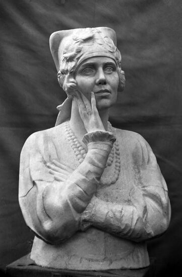 Скульптура "Женщина в русском сарафане"