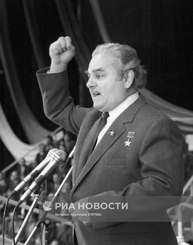 Писатель В. В. Карпов на митинге