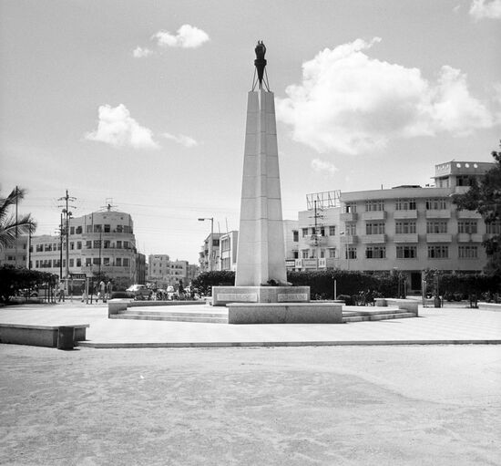 Монумент Независимости на площади Мнази Ммоджа