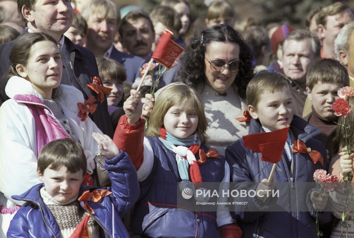 Катя Лычева на праздничной демонстрации