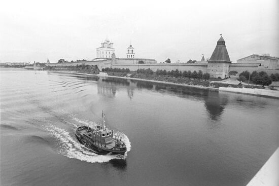 Вид на Псковский кремль с реки