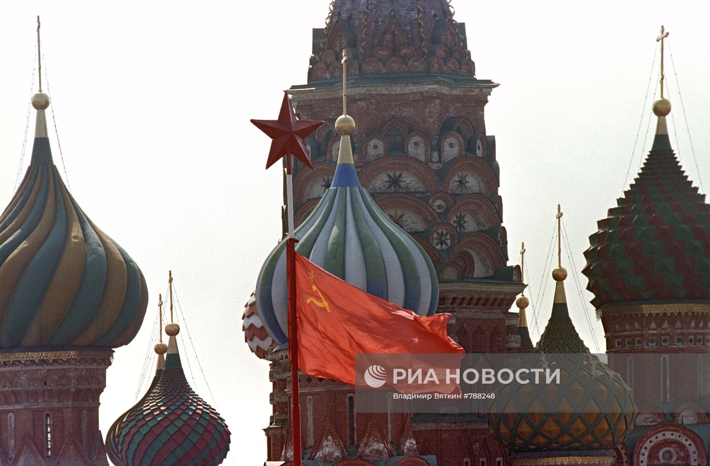 Флаг СССР на Красной площади в день 1 Мая