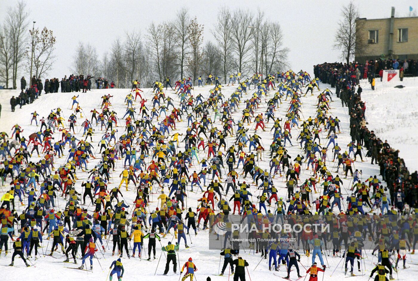 Участники лыжных соревнований "Московская лыжня-2003"