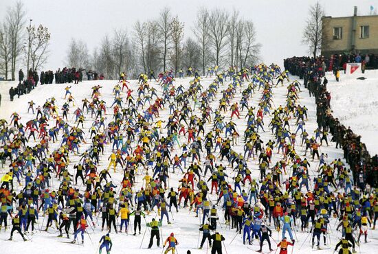 Участники лыжных соревнований "Московская лыжня-2003"