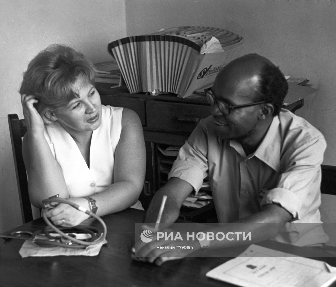 Врачи Л. Пустовойтова, И. Мбага