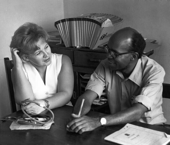 Врачи Л. Пустовойтова, И. Мбага