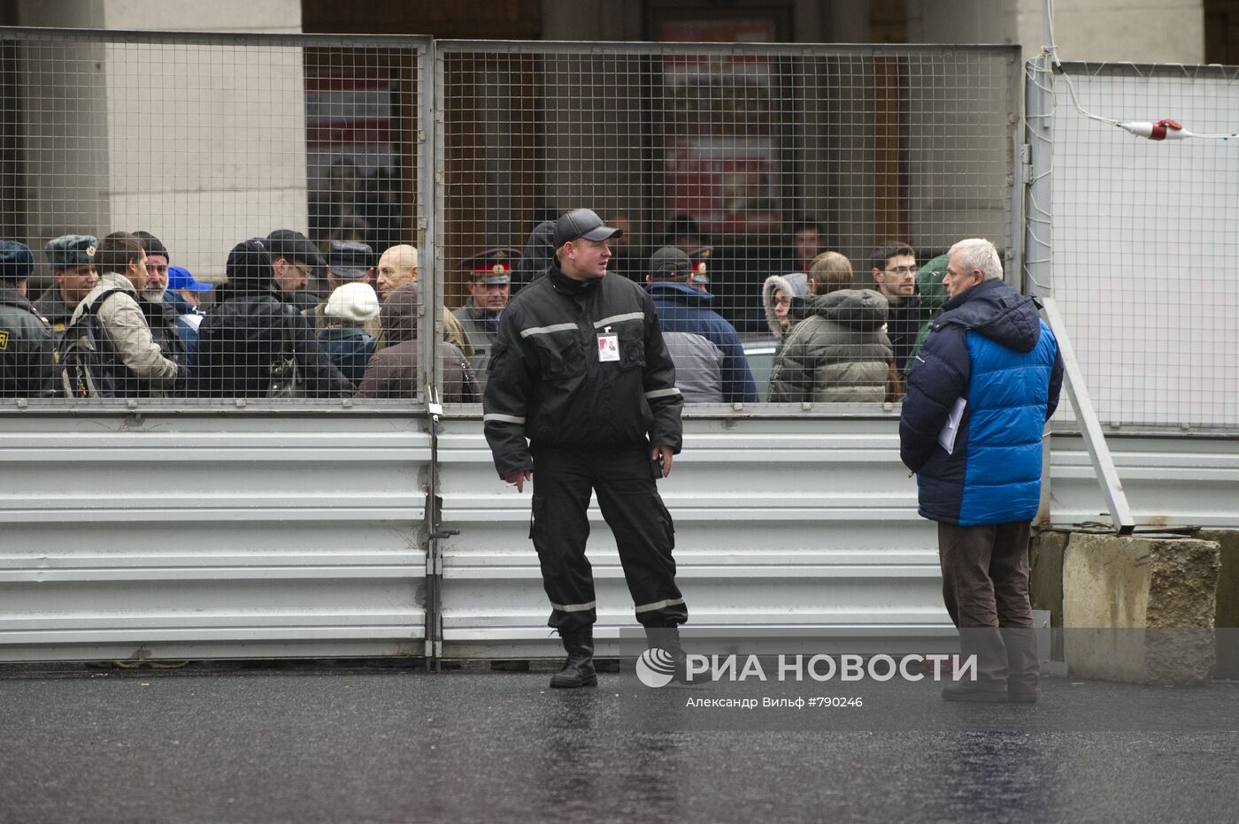Акция против раскопок на Триумфальной площади