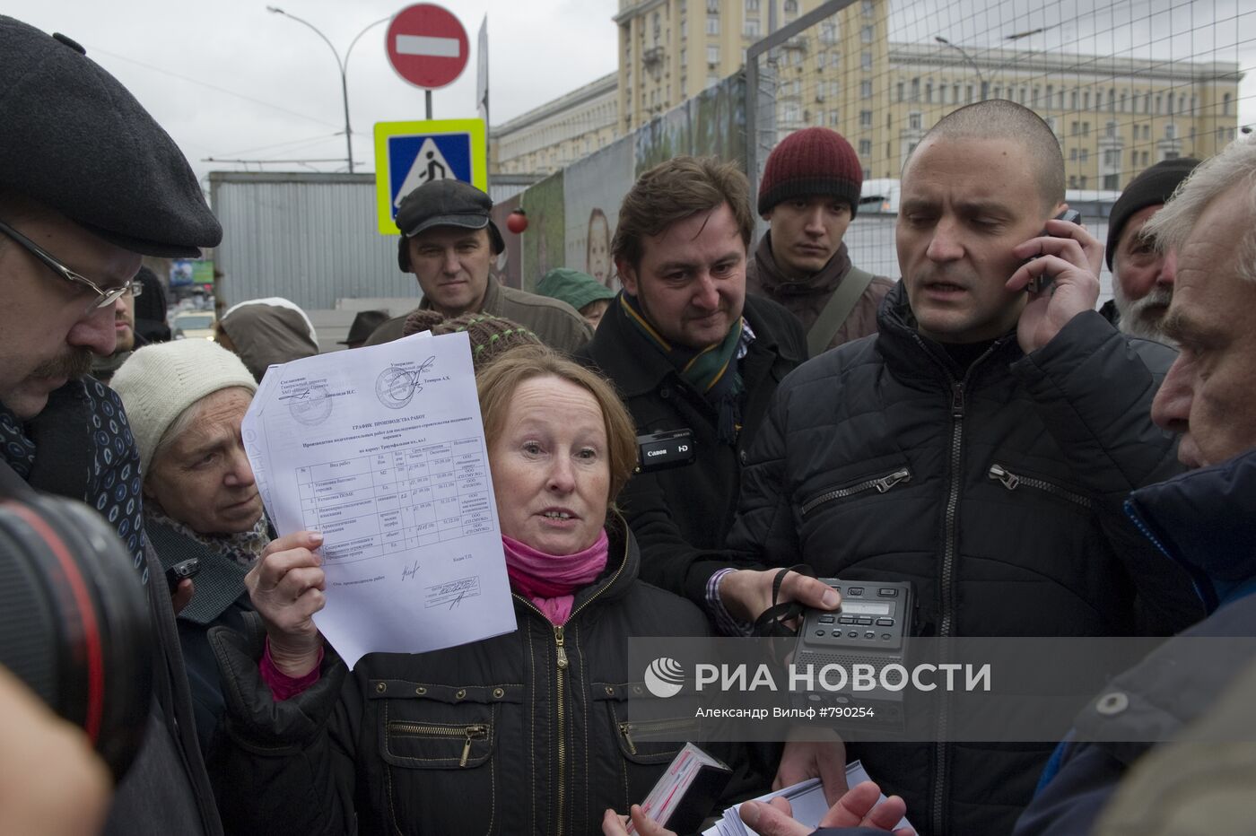 Акция против раскопок на Триумфальной площади