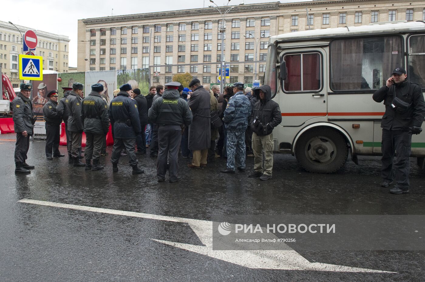Акция против раскопок на Триумфальной площади