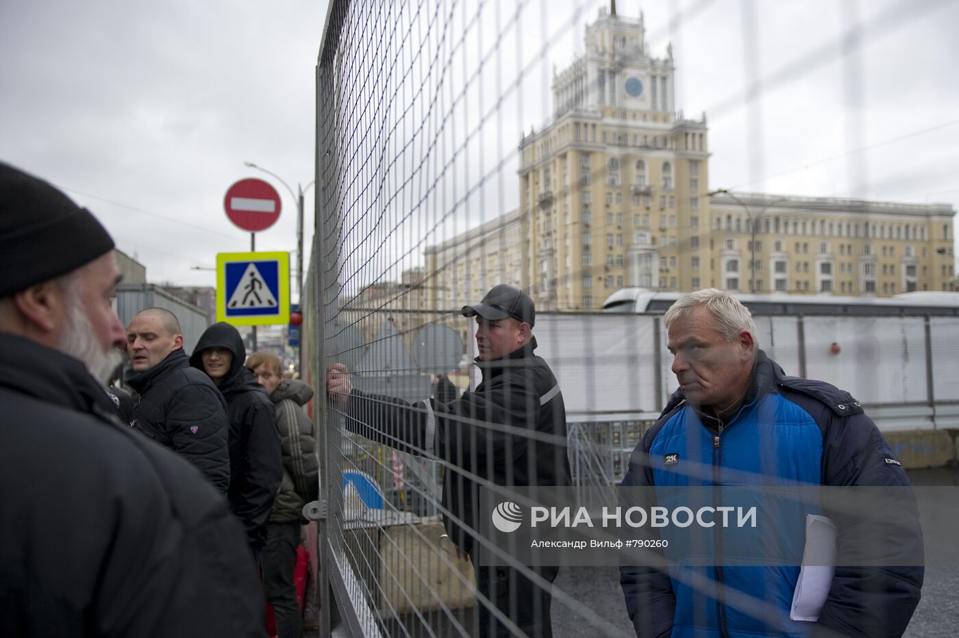 Акция против раскопок на Триумфальной площади