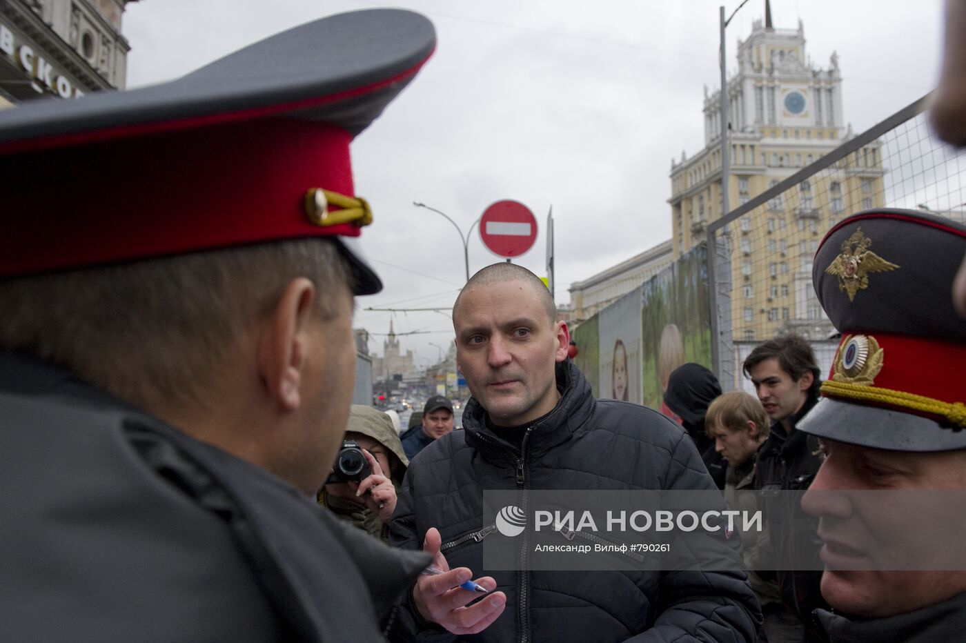Акция против раскопок на Триумфальной площади
