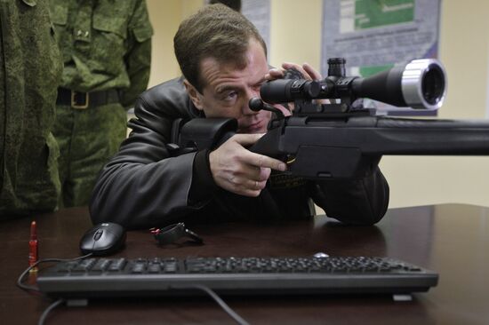 Д.Медведев посетил школу снайперов