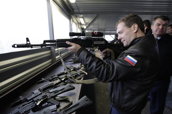 Д.Медведев посетил школу снайперов