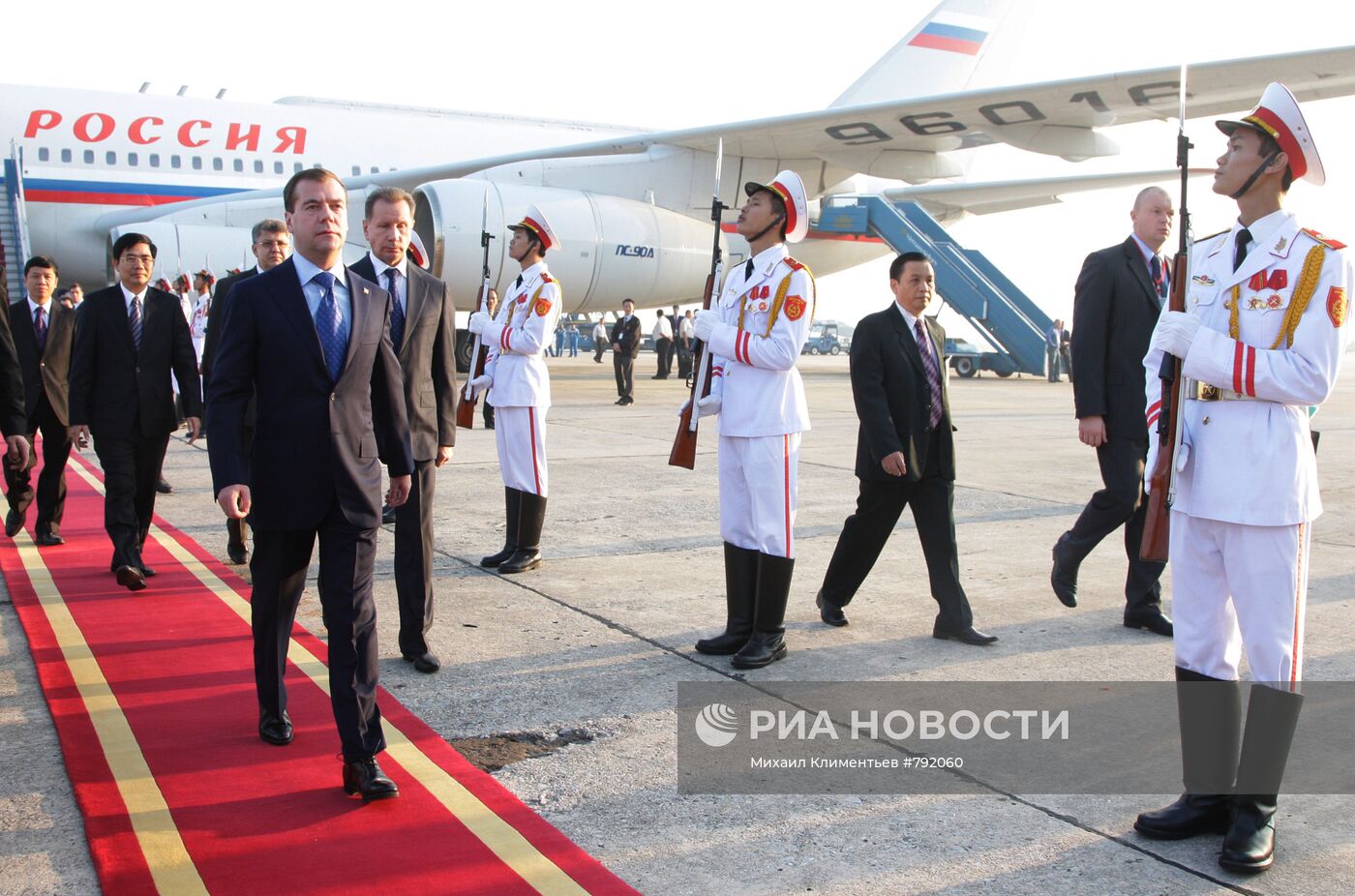 Дмитрий Медведев прибыл в Ханой на саммит АСЕАН