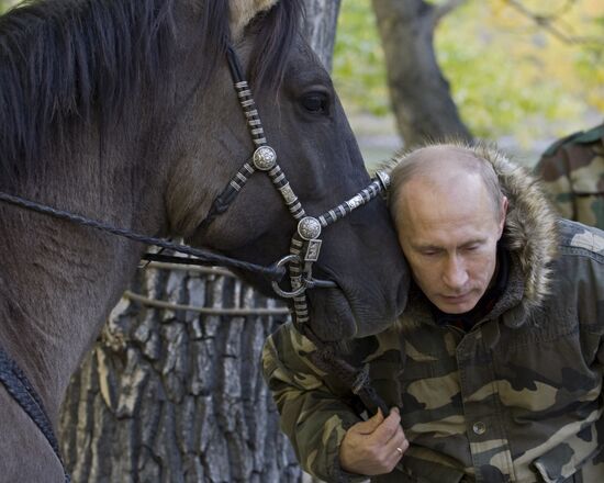 В.Путин во время экспедиции в "Убсунурскую котловину"