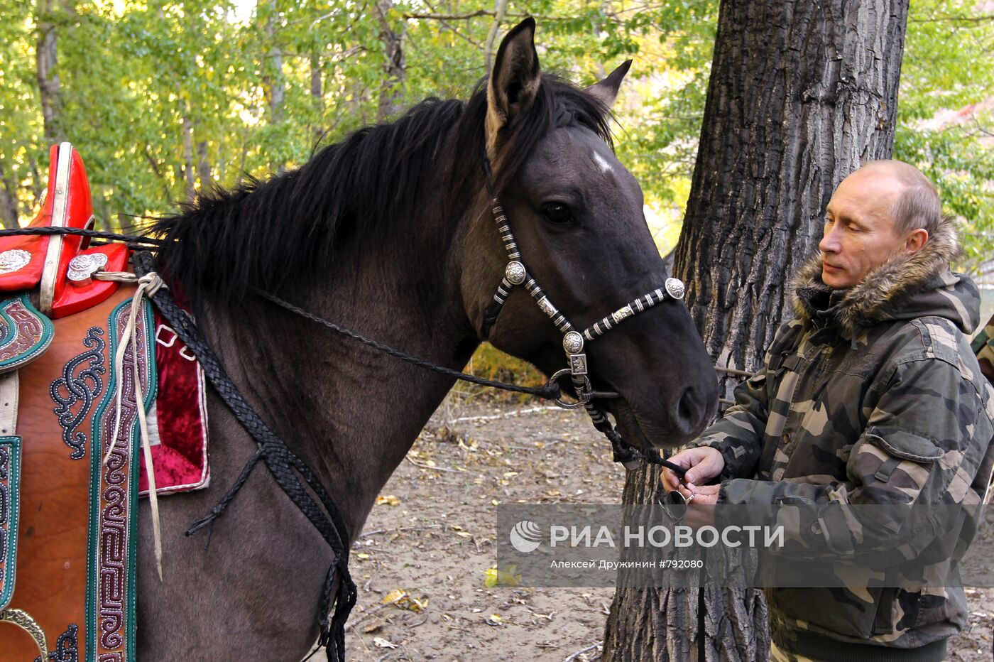 В.Путин во время экспедиции в "Убсунурскую котловину"