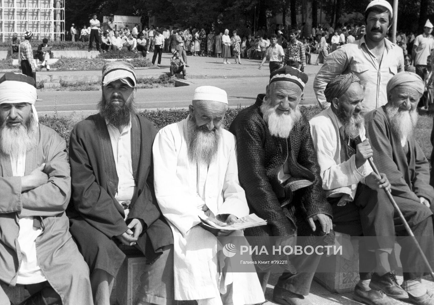 Митинг у здания Верховного Совета Таджикистана