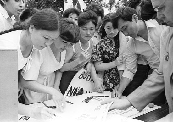 Участники марша мира подписывают воззвание "Я голосую за мир!"